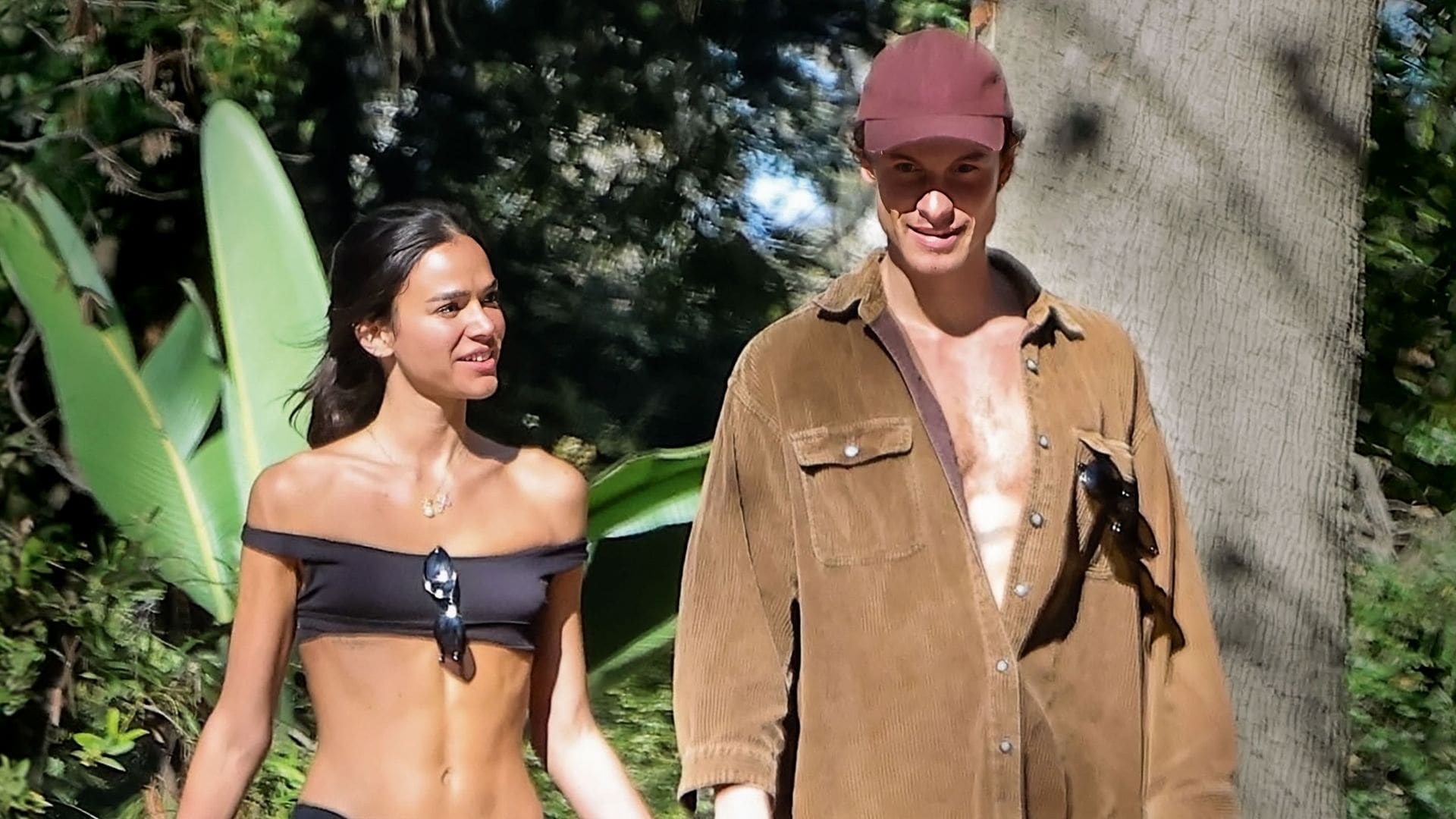 Shawn Mendes y Bruna Marquezine captados de la mano durante un paseo