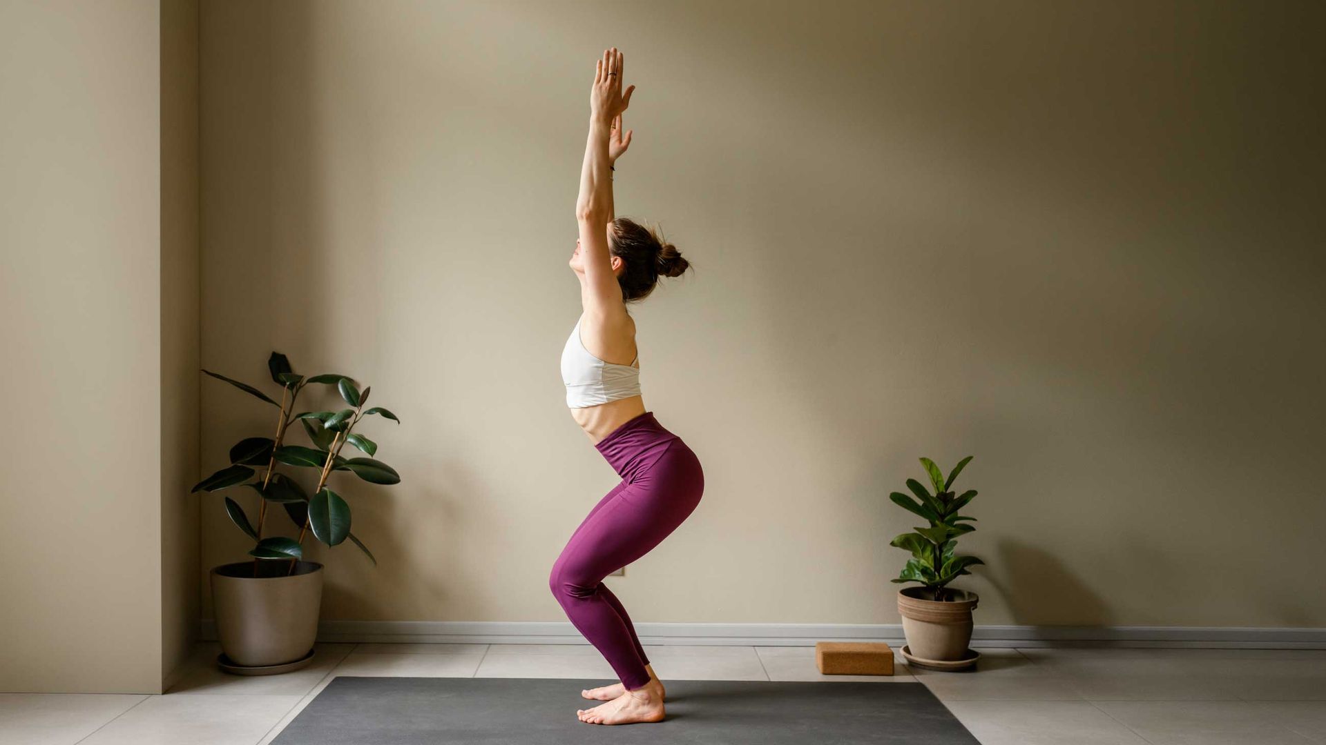 Postura de la silla en yoga