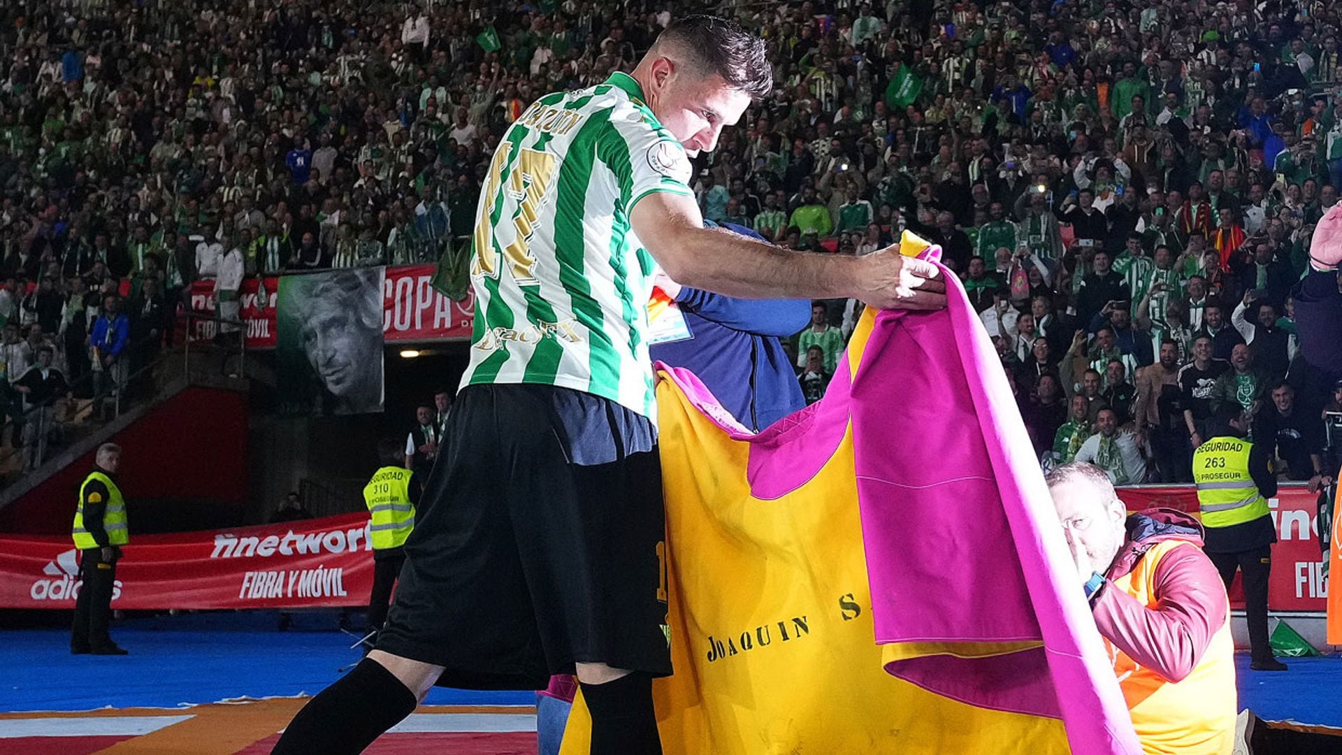 Una celebración ‘torera’, besos y los niños de Marc Bartra, protagonistas de la victoria del Betis