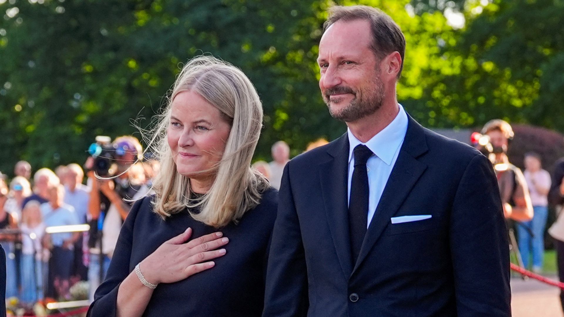 La reina Mette-Marit ha sido vista junto al rey yendo al hospital