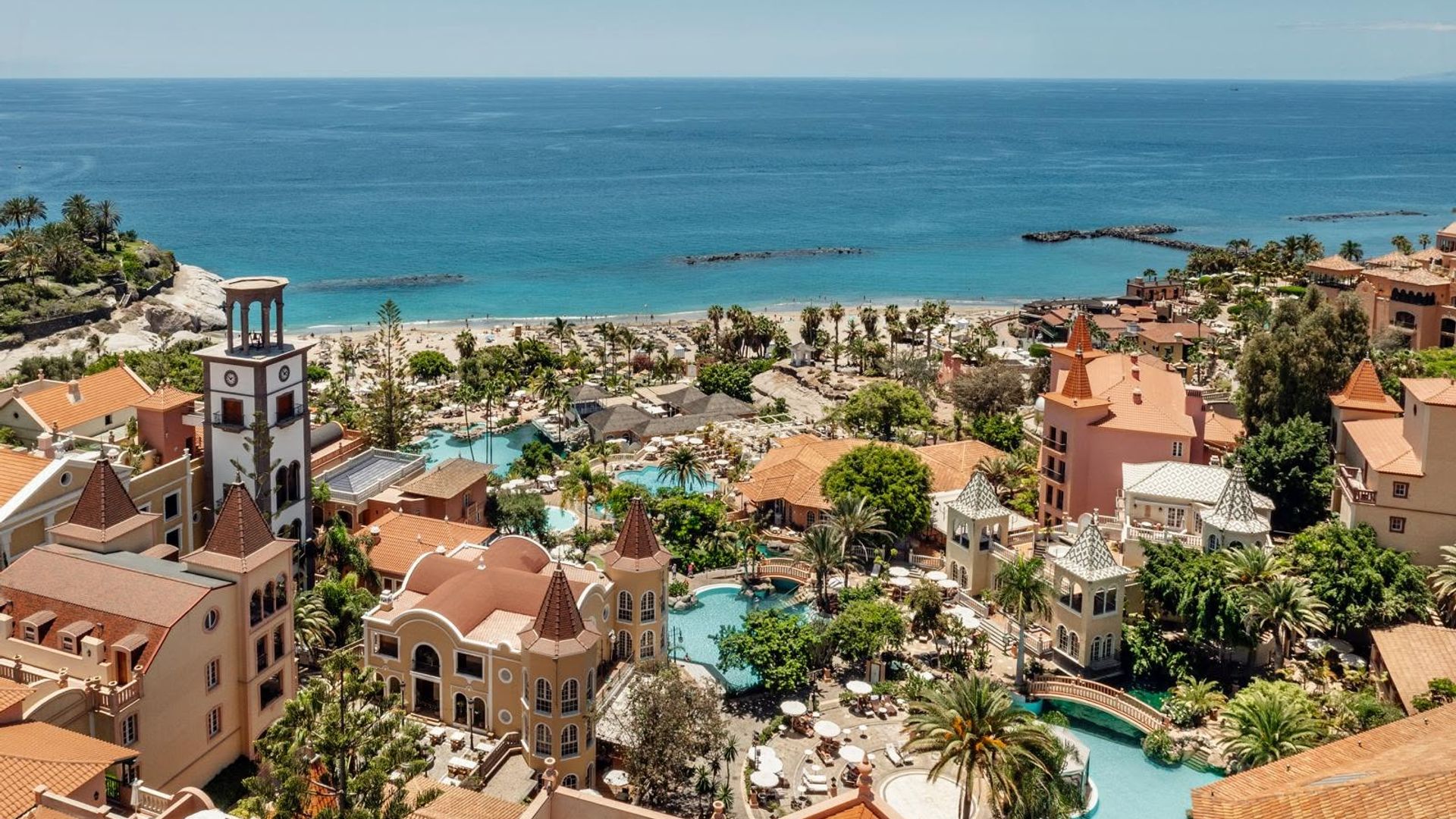 Todo lo que te espera en Costa Adeje: playas de arena dorada, delfines, relax, naturaleza y un pueblo colonial convertido en el hotel más icónico de Tenerife