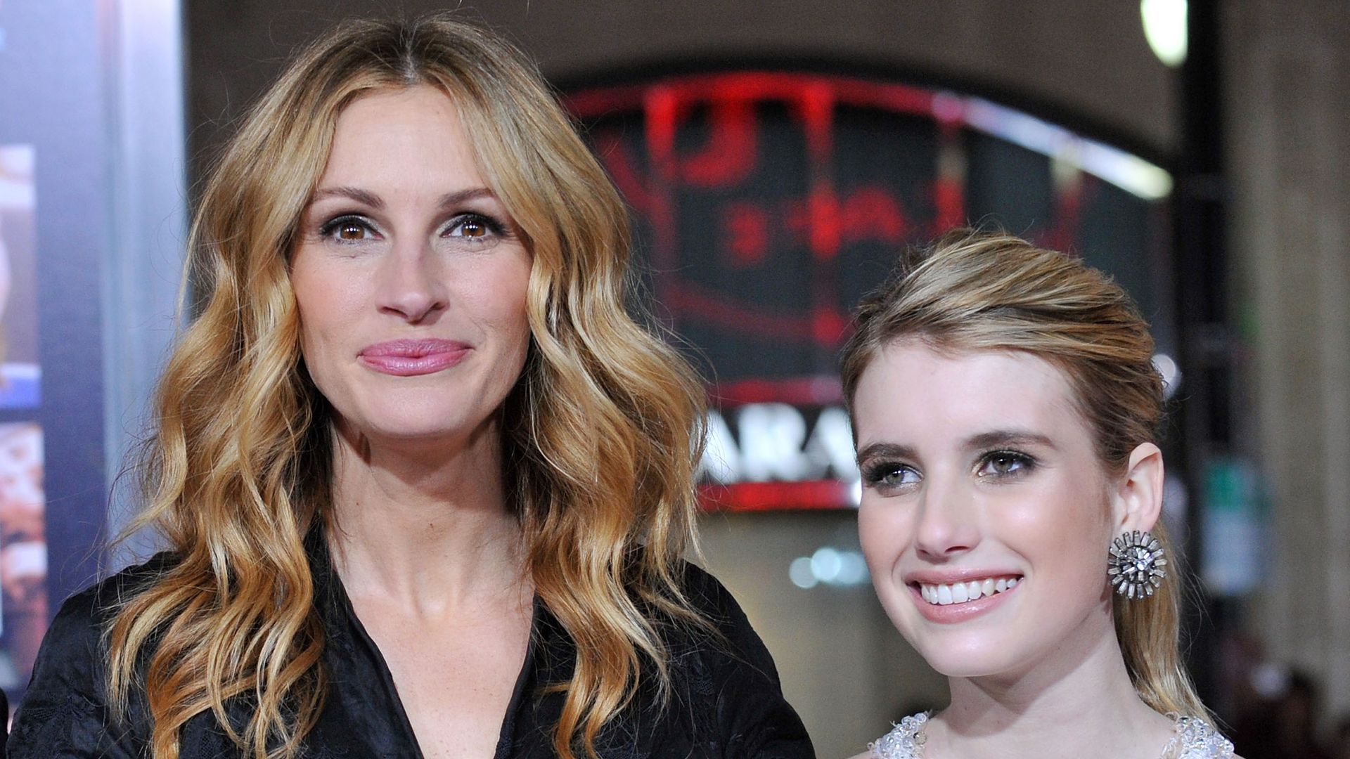 Julia Roberts y su sobrina Emma Roberts en el estreno de la película "Valentine's Day" en Los Angeles, en febrero de 2010