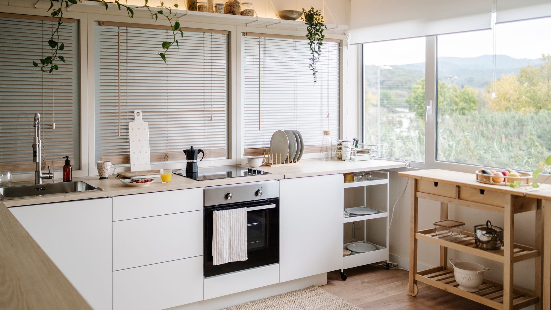 No son persianas, pero estas cortinas son la alternativa perfecta para aquellas ventanas que no las tienen