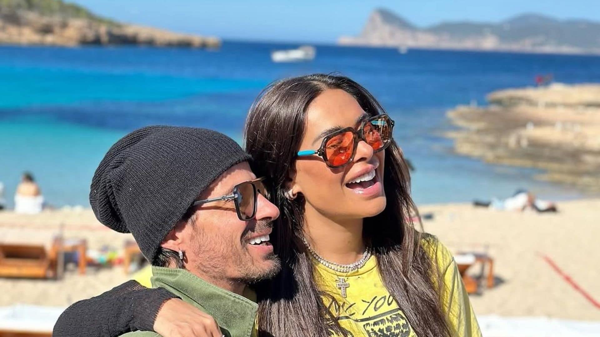 Galilea Montijo e Isaac Moreno de vacaciones en la playa.
