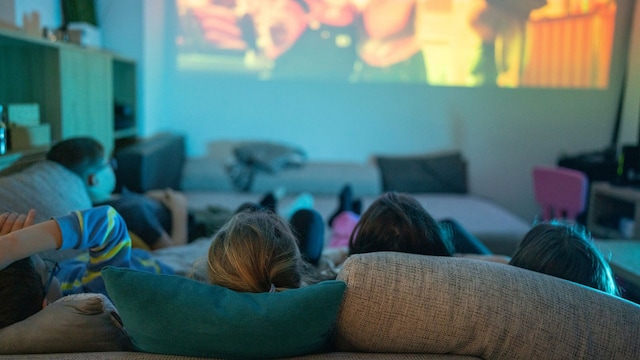 Familia disfrutando de cine en casa
