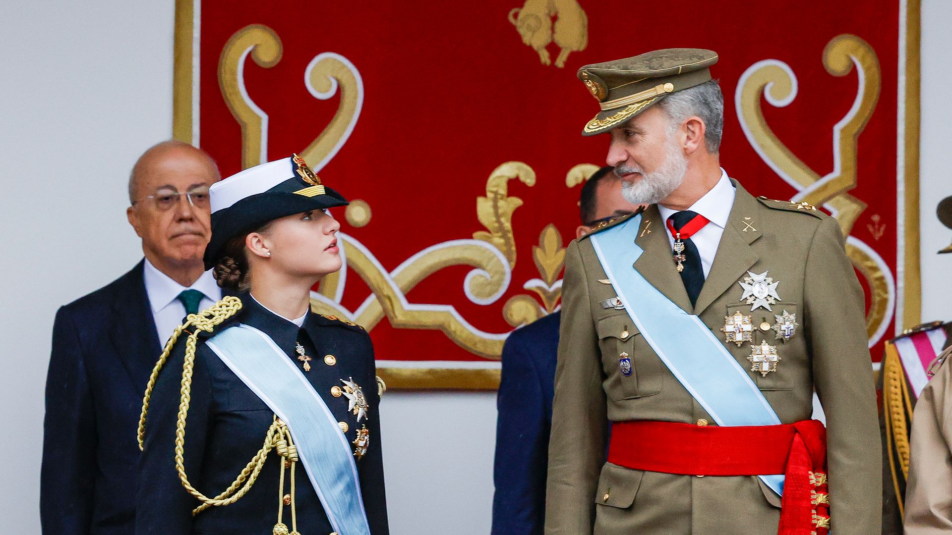 La princesa de Asturias estrena el uniforme de gala de La Armada en un día marcado por el mal tiempo