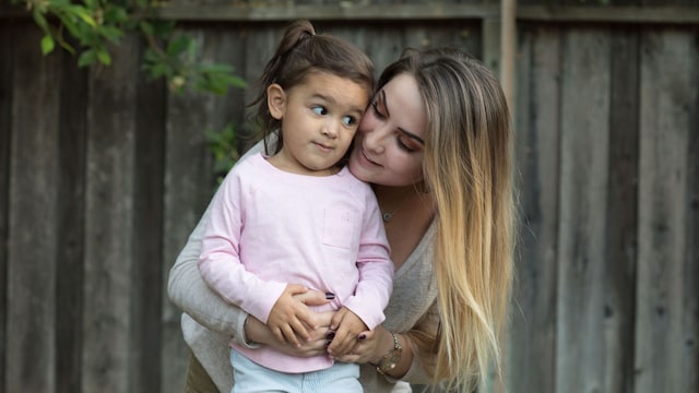 Madre abraza a su hija