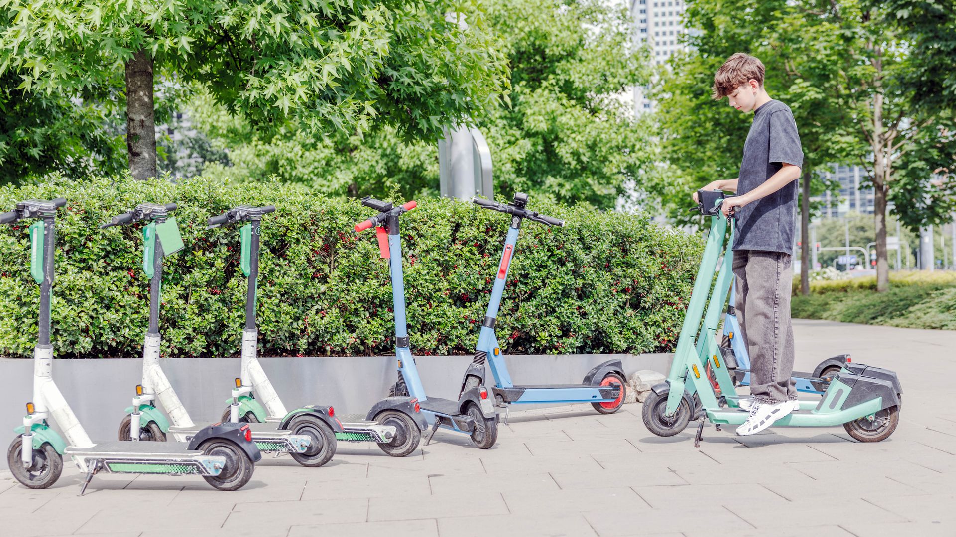 La DGT te obliga a registrar el patinete eléctrico de tu hijo: multas de hasta 800 euros y seguro obligatorio para circular
