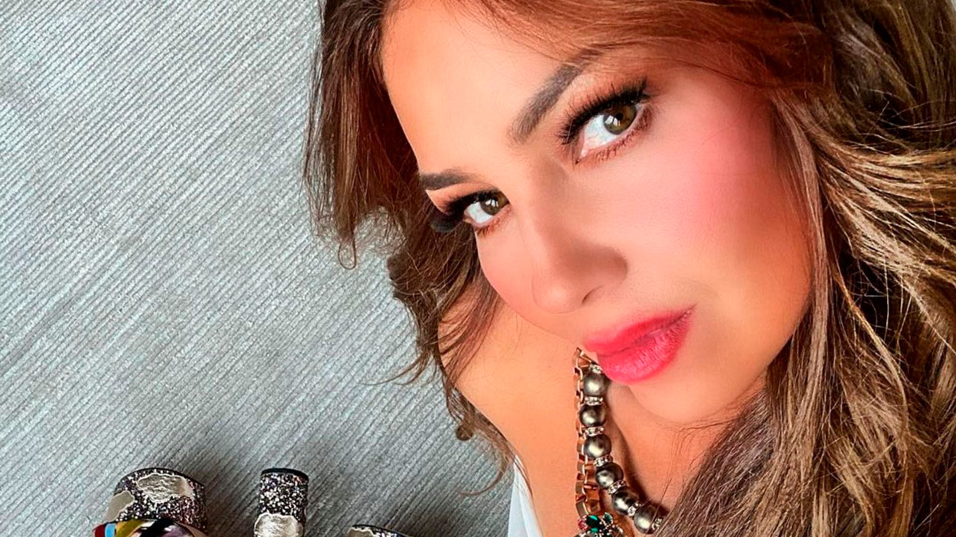 '¿Se escucha, se goza, se siente?', Thalía vuelve a liarse con la tecnología