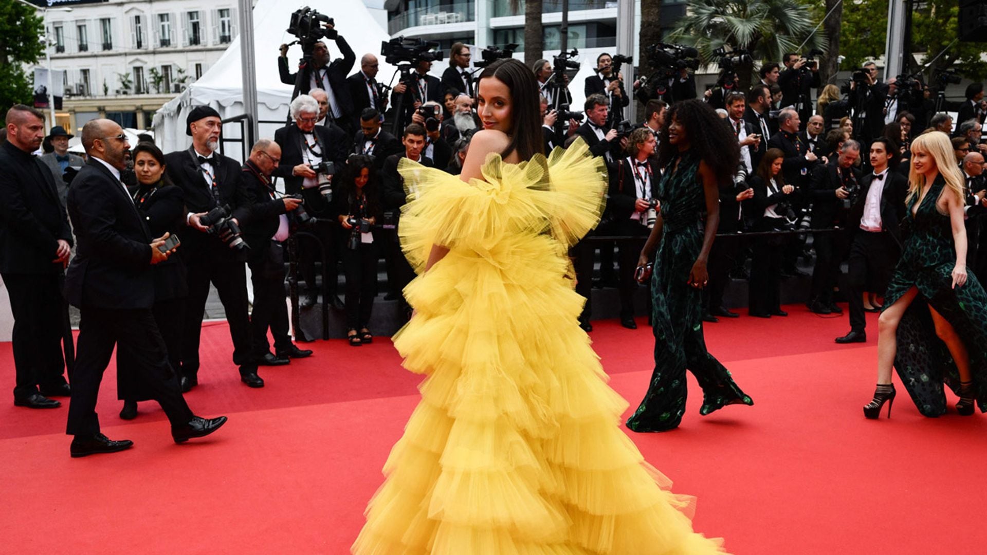 El paso de Marta Sierra por Cannes: de comerse una hamburguesa en pijama a derrochar glamour en la alfombra roja
