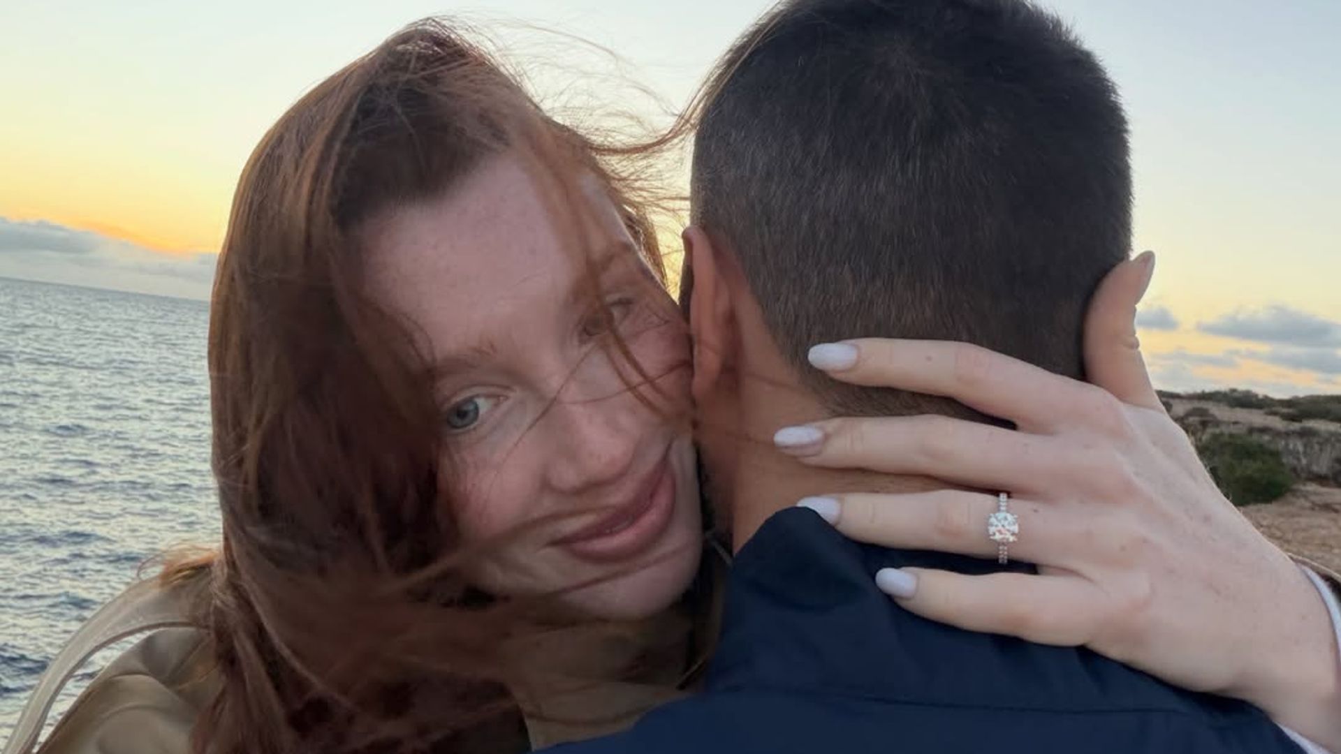 La 'influencer' Rocío López se casa con Gonzalo Zaragoza, su socio en su marca de belleza: el momentazo de la pedida de mano
