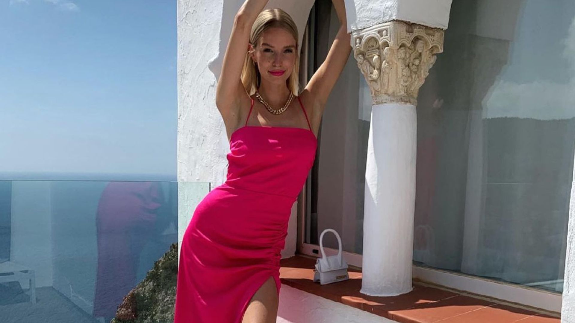 Estrena ahora estos vestidos lisos en la ciudad y llévalos más tarde en tu maleta de vacaciones