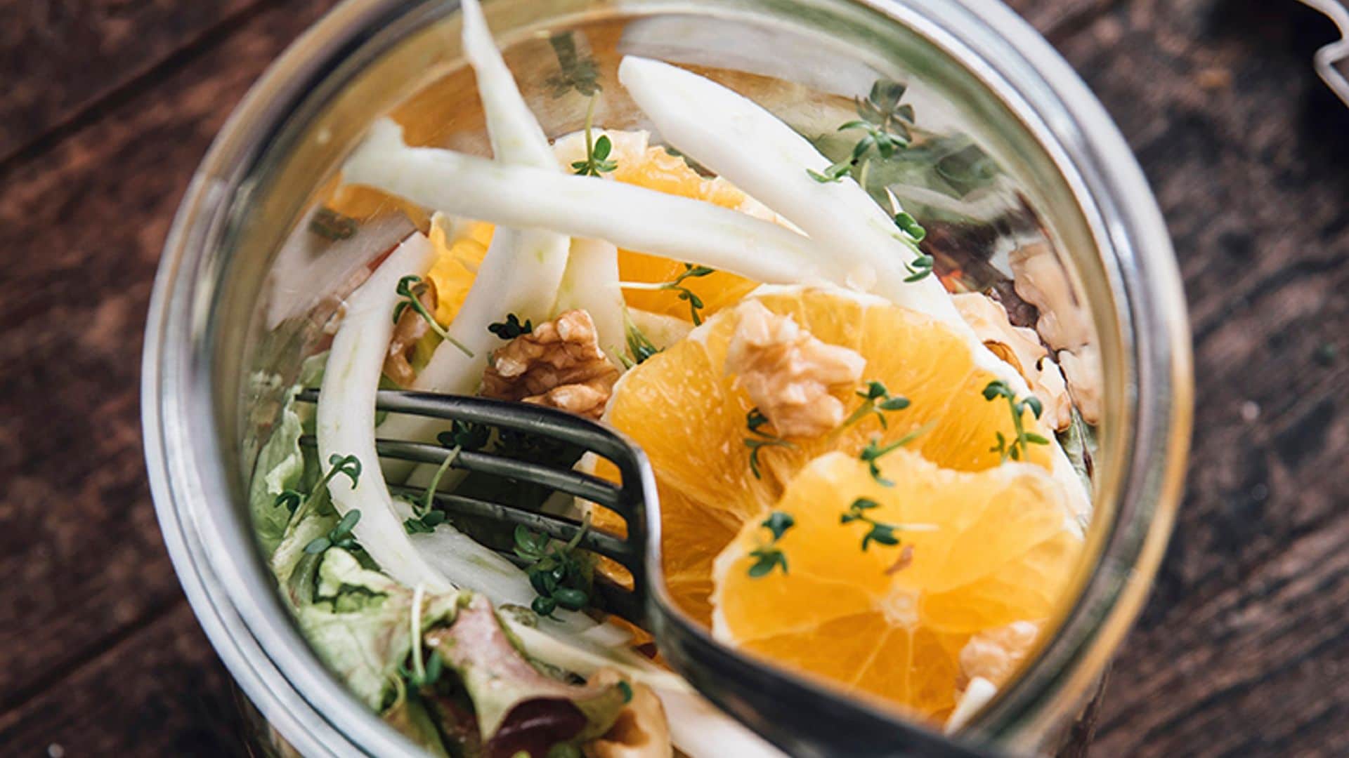 Ensalada de hinojo, brotes verdes, naranja y nueces