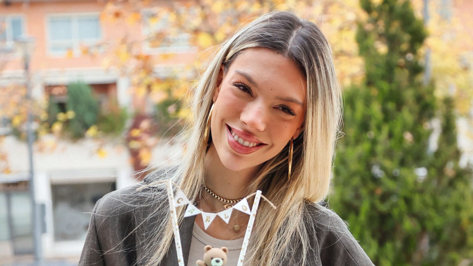 Alejandra con la tarta de cumpleaños de su hijo