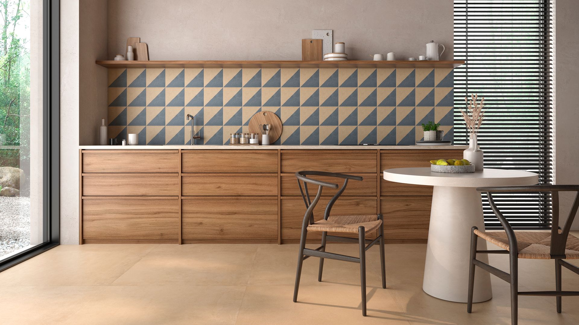 Cocina con frente revestido con cerámica decorada