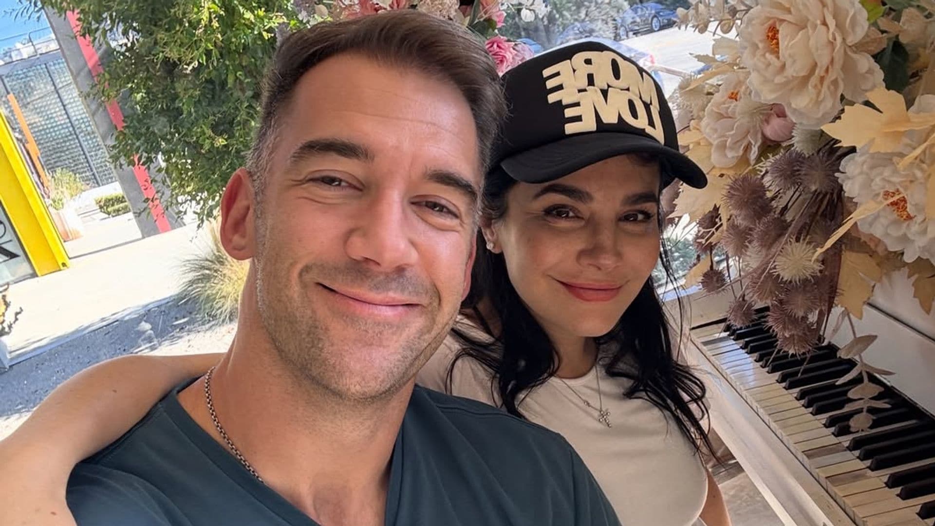 Martha Higareda y su esposo Lewis Howes