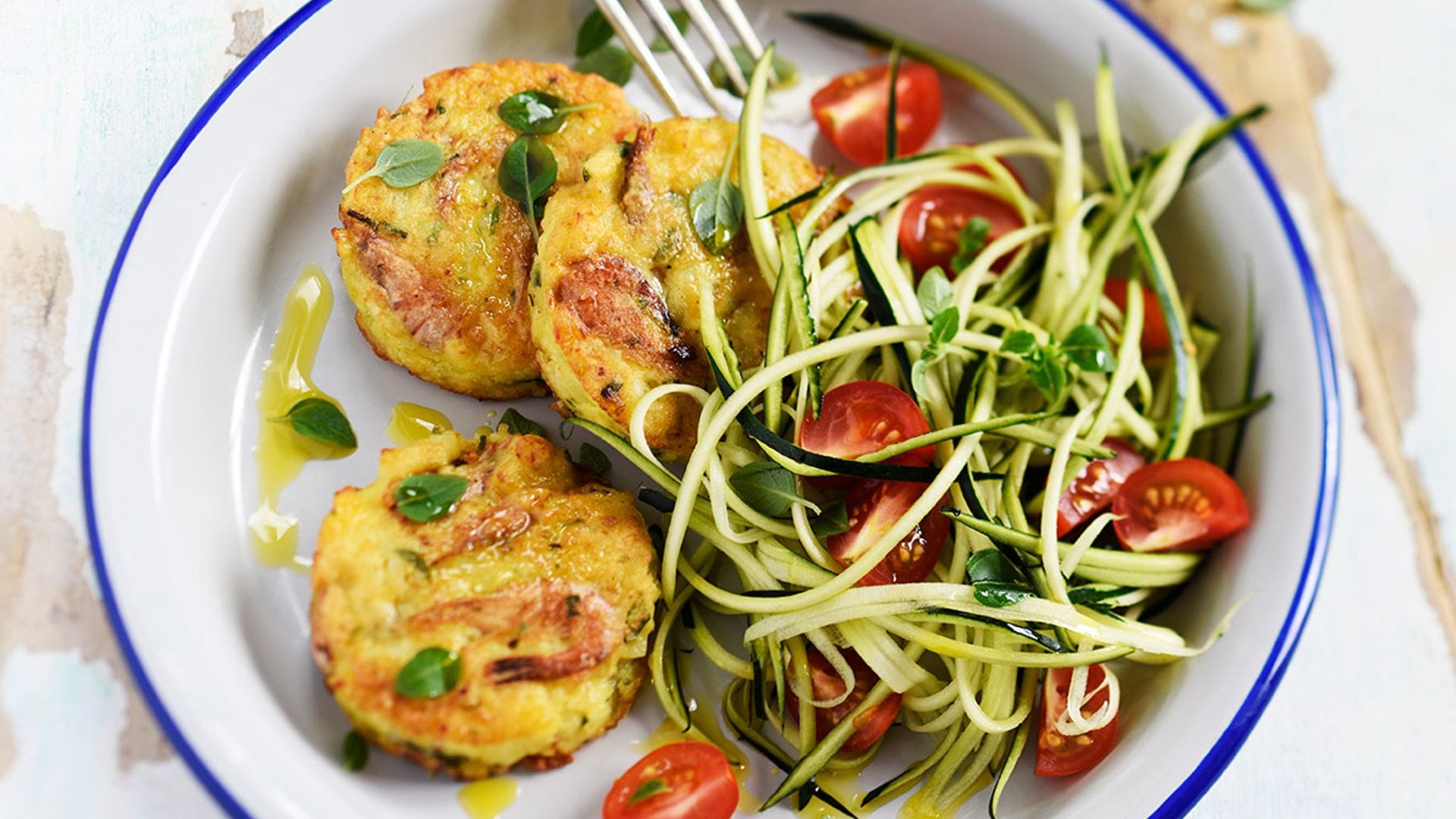 Tortillitas de patata y gambas con espaguetis de calabacín