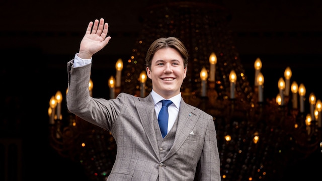 Christian de Dinamarca saludando desde el Palacio de Amalienborg al cumplir 18 años