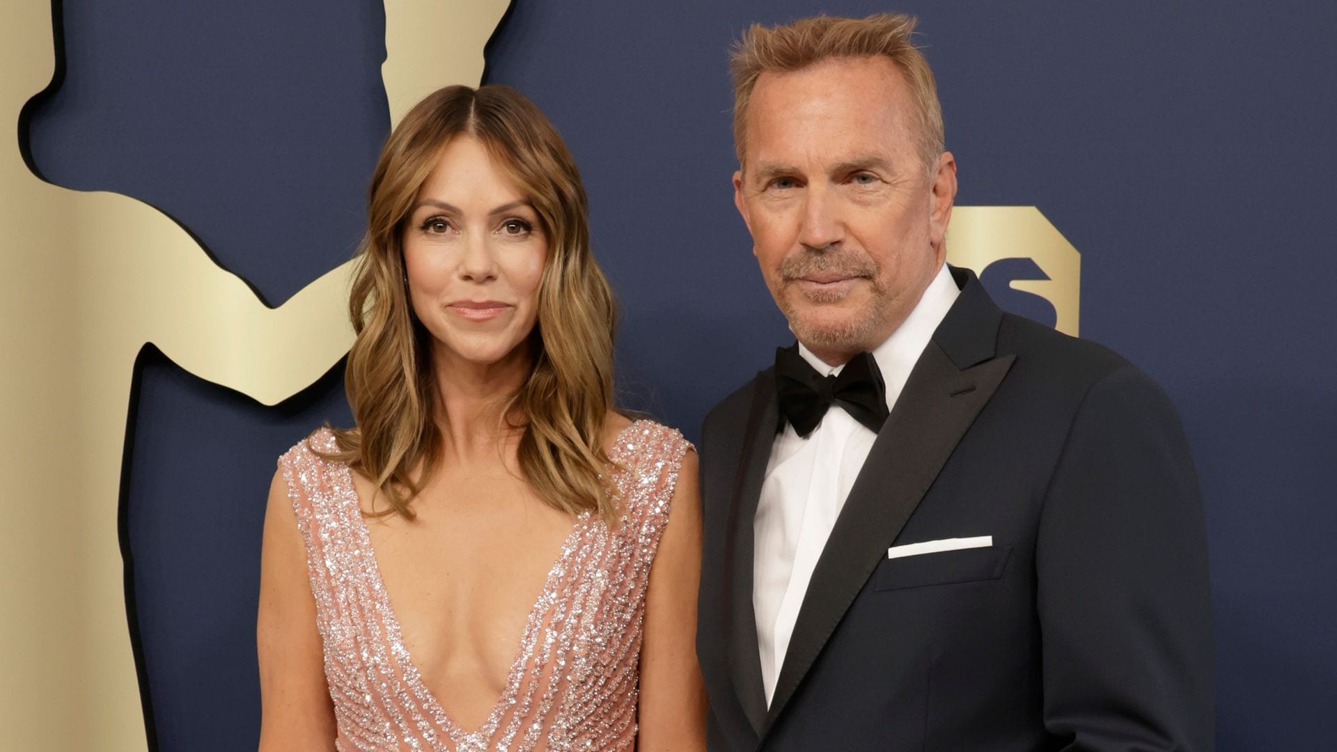 Christine Baumgartner y Kevin Costner en un evento en Santa Monica, California. en 2022.