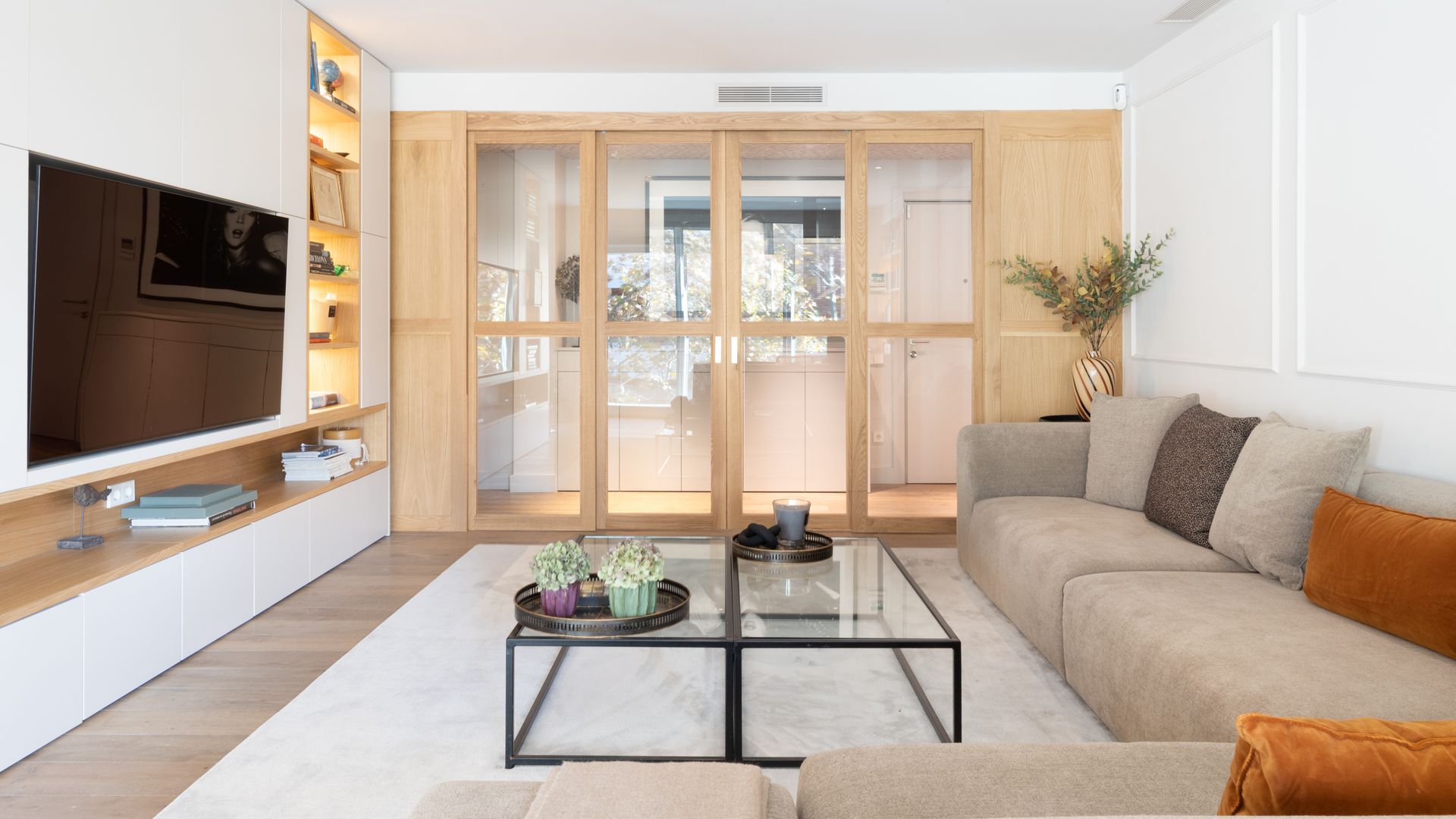 Salón con acristalamiento de madera.