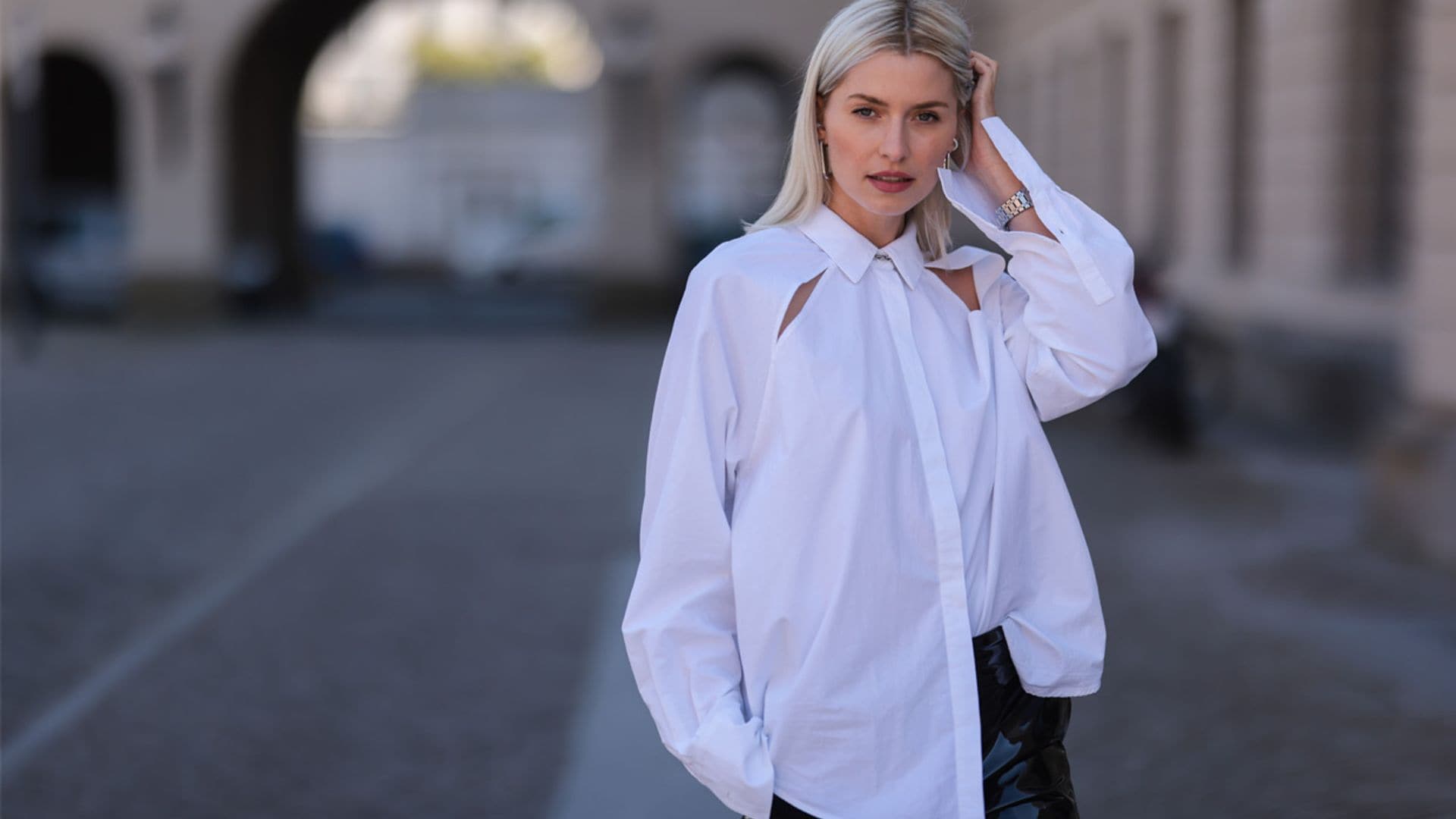 El truco viral para transformar una camisa blanca con solo un panuelo estampado