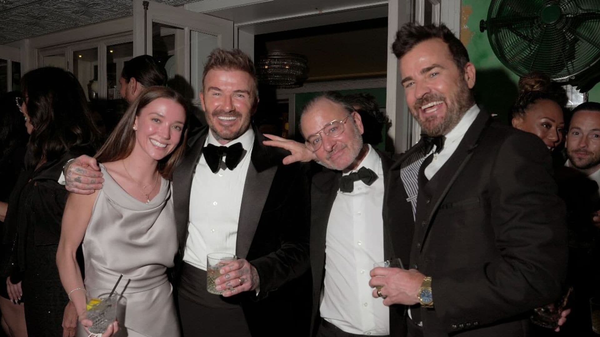 Justin Theroux, con su prometida, la actriz Nicole Brydon-Bloom, y Fisher Stevens en el cumpleaños de David Beckham