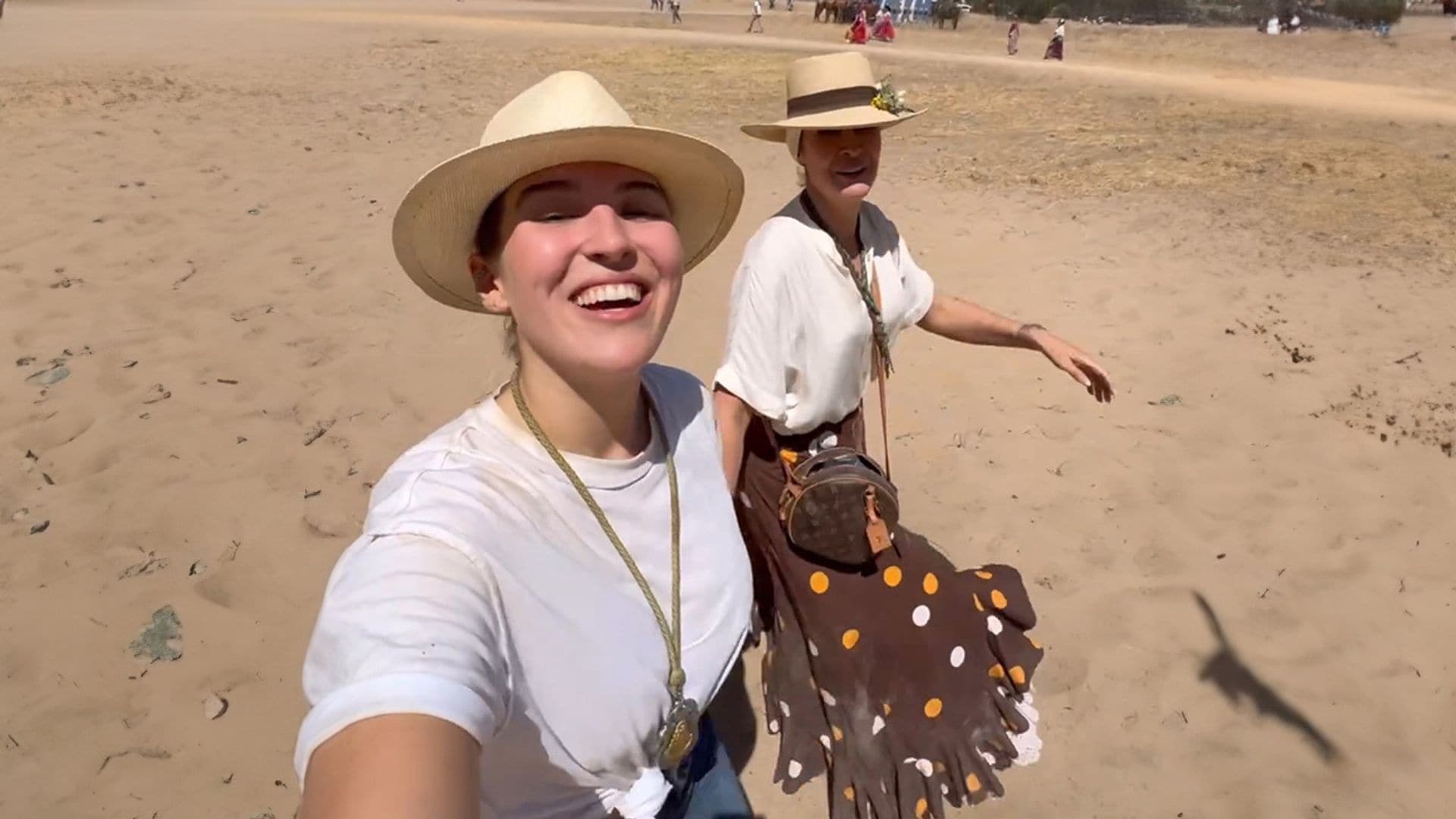 La emoción de Alba Díaz, junto a Vicky Martin Berrocal, en su primer Camino del Rocío a pie y con 'más fuerza que nunca'