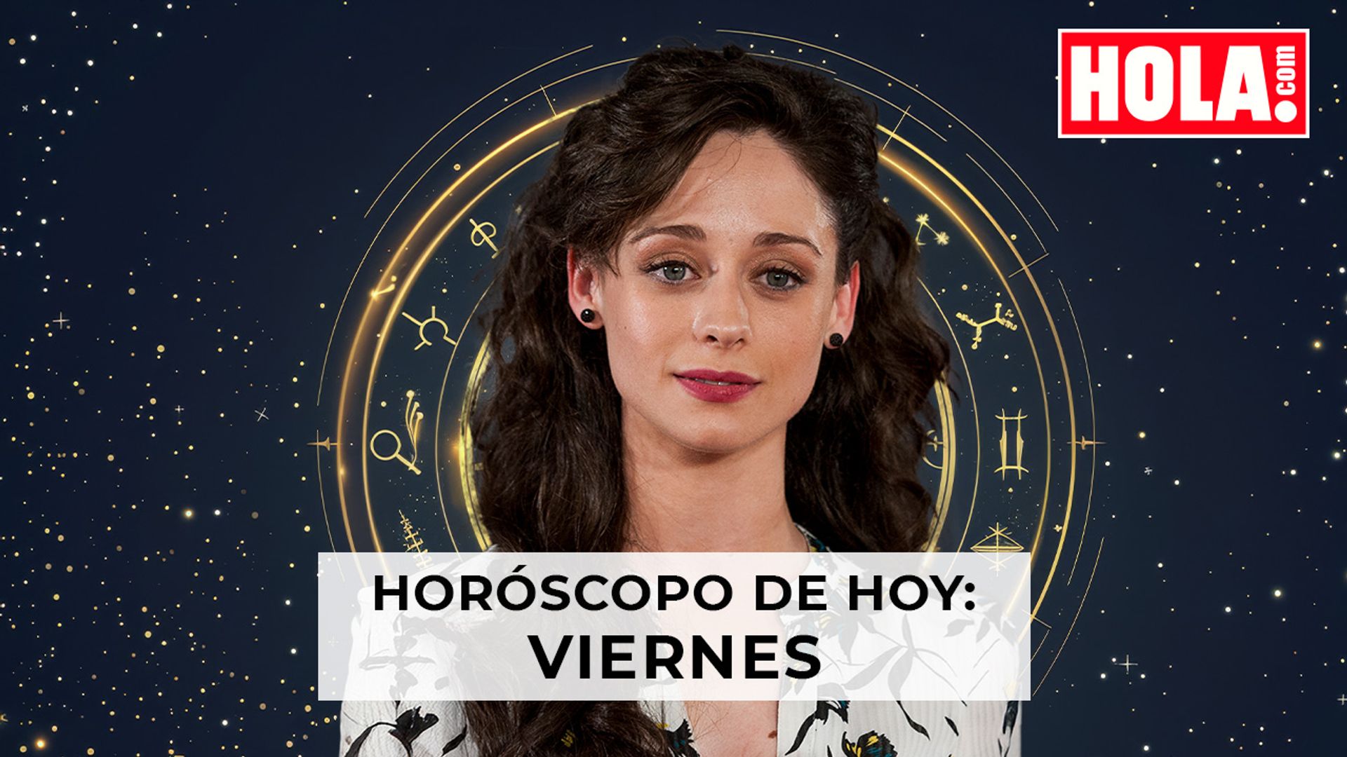 Elena Rivera con la rueda del zodiaco detrás 