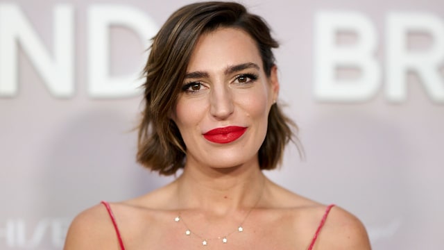 Rostro de Eugenia Osborne con labios rojos y cabello corto con sermirecogido