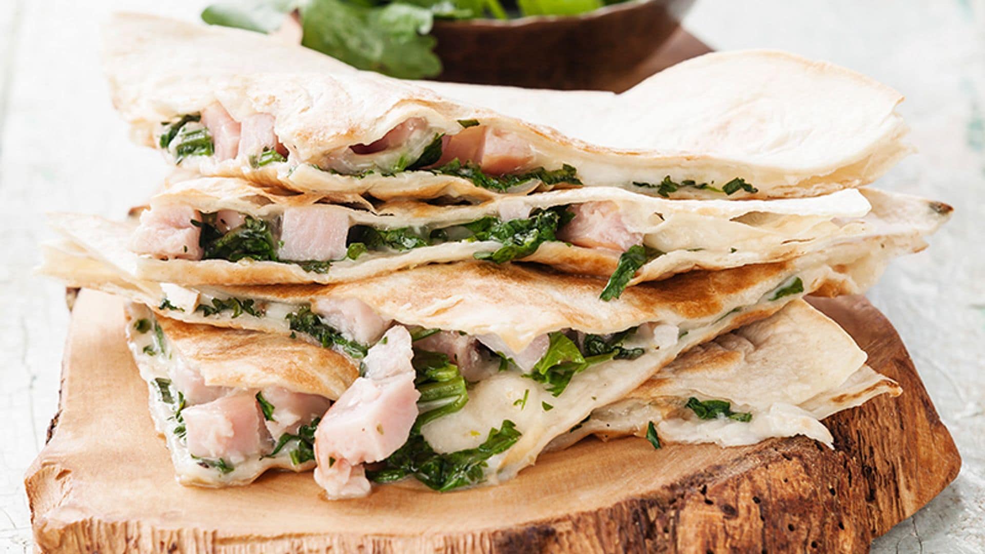 Quesadillas de pavo, queso y cilantro