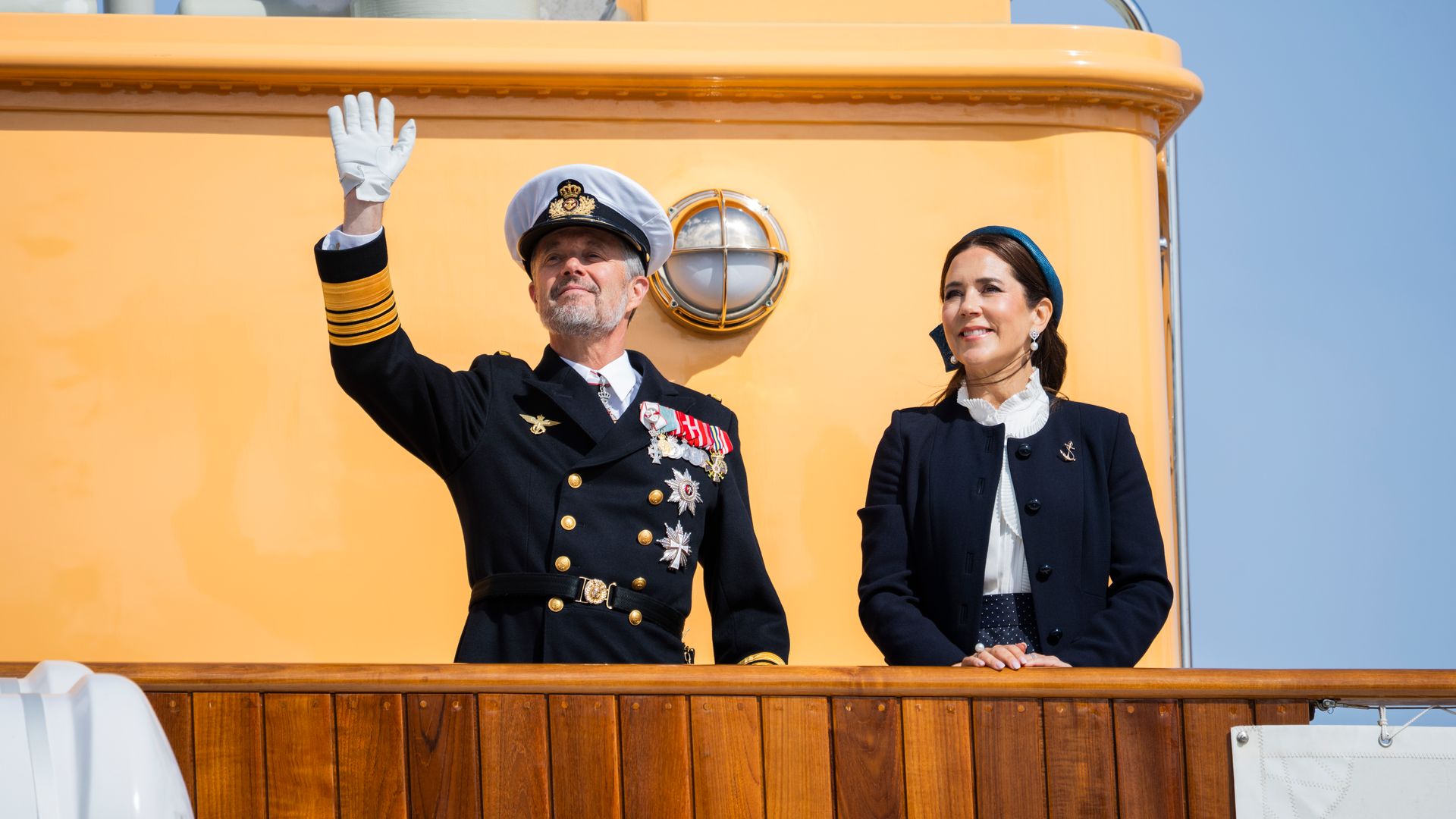 Mary de Dinamarca y el rey Fredrik a bordo del Dannebrog 