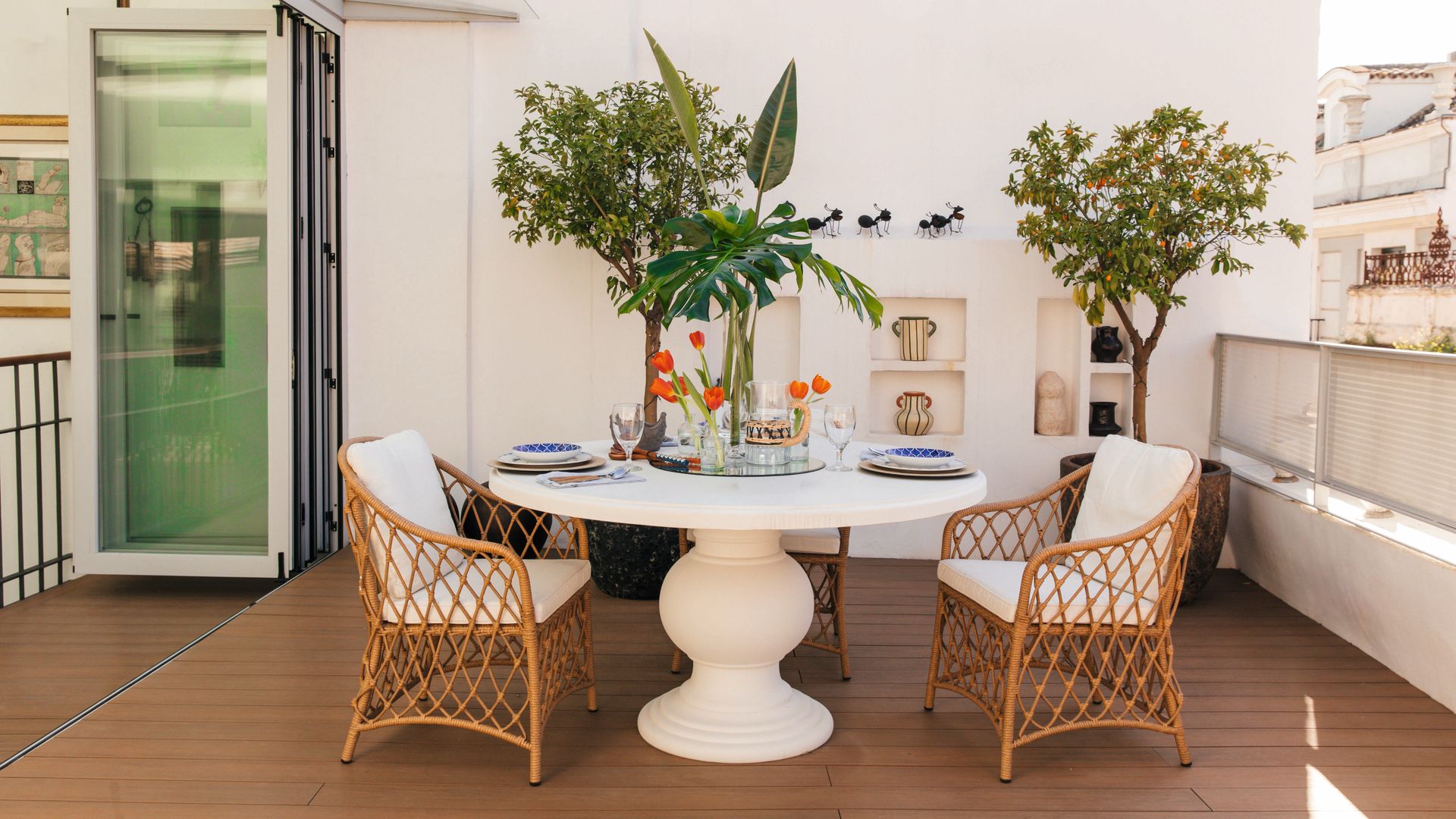 Sillas y decoración de la terraza de la casa 