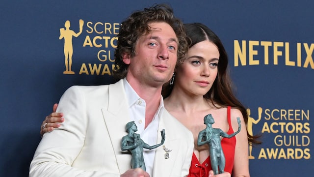 Jeremy Allen y Molly Gordon con sus premios Emmy por la serie 'The Bear', en febrero de 2024