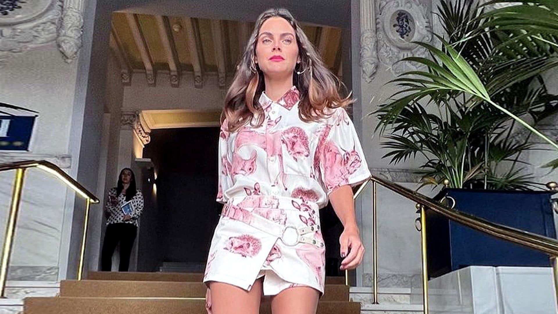 Amaia Salamanca adelanta el look estampado con truco 'piernas infinitas' que copiaremos en verano