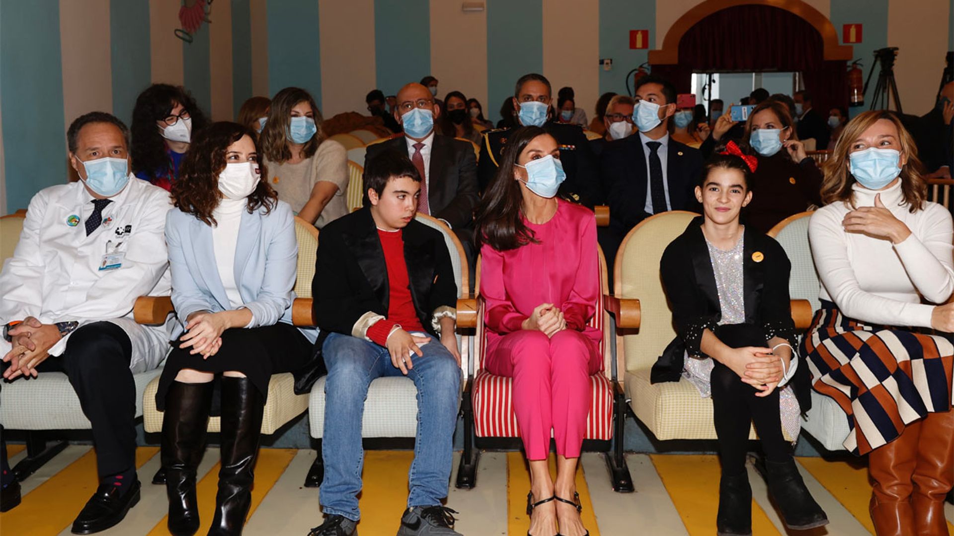 La reina Letizia visita, antes de Navidad, a niños hospitalizados