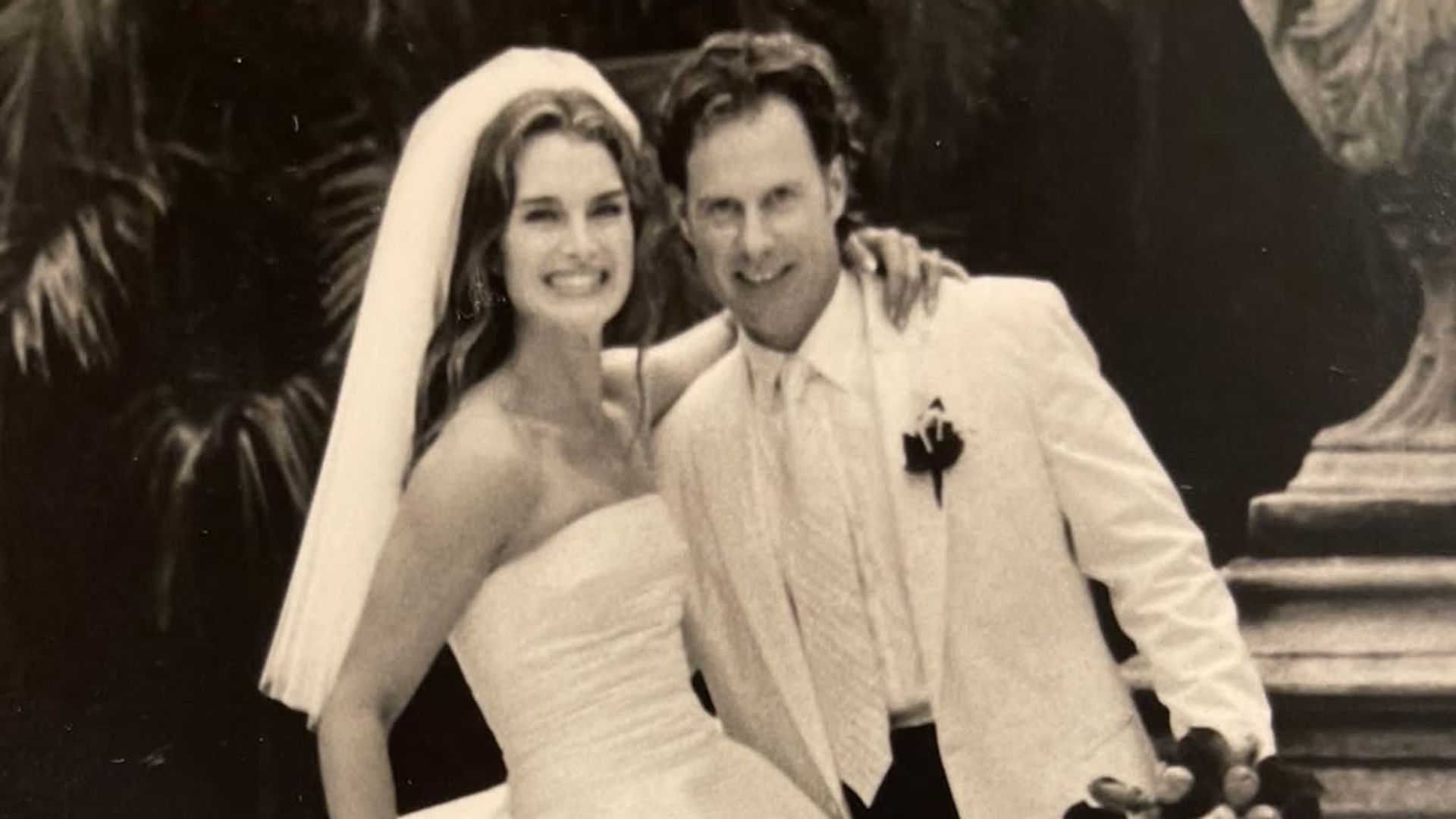Brooke Shields celebra su 25º aniversario de casada con Chris Henchy a través de una emotiva y especial publicación en Instagram.