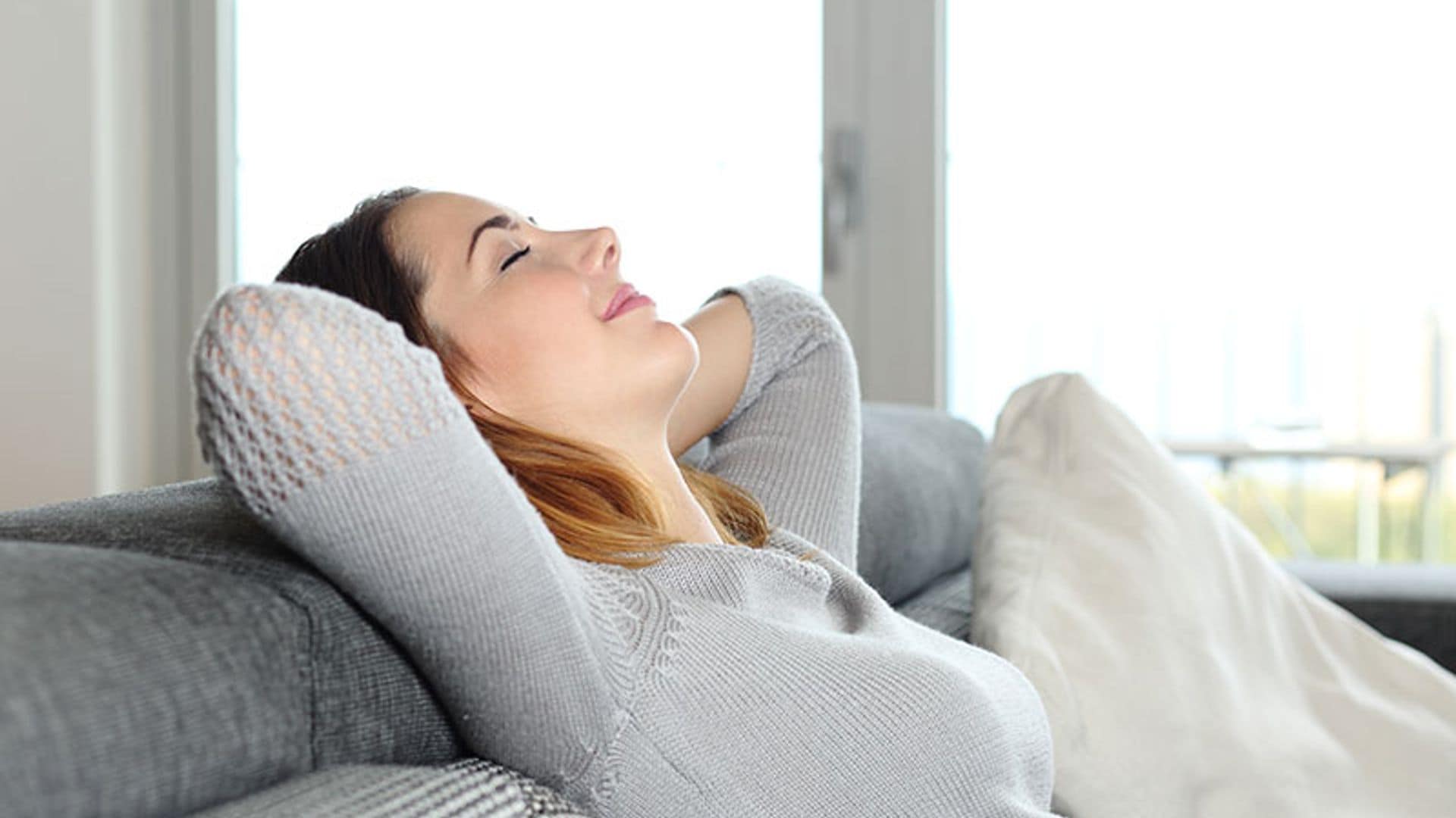 mujer sofa