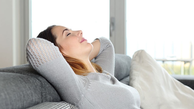 mujer sofa
