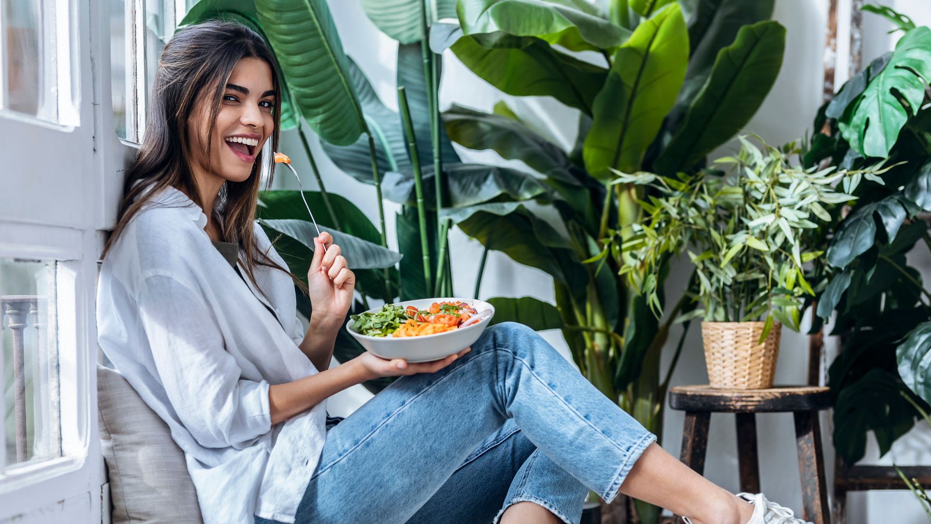 Una mujer comiendo una ensalada