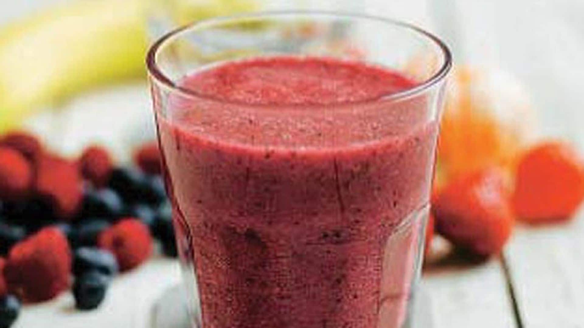 Batido de plátano y frutos del bosque