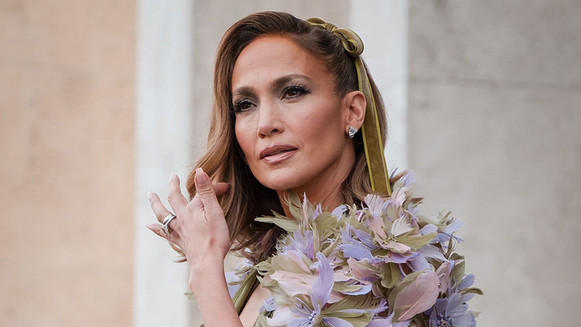 El truco para copiar el semirrecogido con lazo que Jennifer Lopez lleva a todos sus eventos