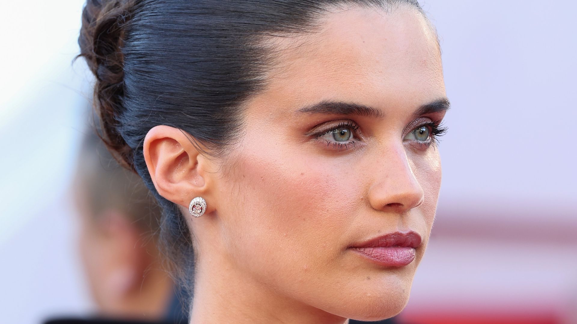 Confirmado por las más elegantes: vuelven las cejas rectas, la forma natural que suaviza todas las facciones