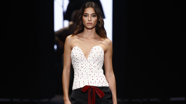 Rocío Crusset desfila para la colección "Pedro del Hierro" durante la Pasarela Cibeles Mercedes-Benz Fashion Week Madrid 2025 en Madrid, el jueves 20 de febrero de 2025.