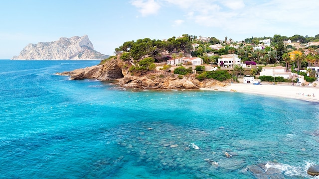 Bahía turquesa de Benissa, y al fondo el peñón de Ifach, Alicante