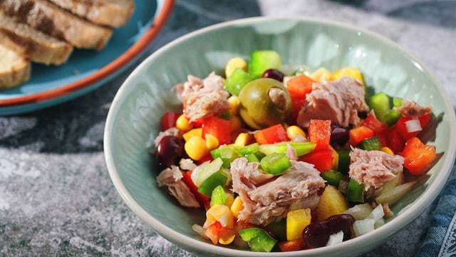 Ensalada de atún con jalapeños para cenar