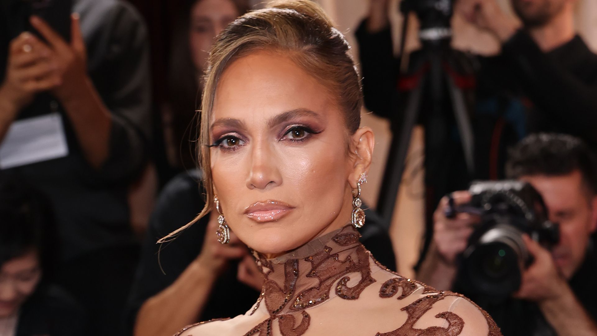 Jennifer Lopez revela su mejor hábito: “Tener una piel fantástica no es algo que pase sin más” – HOLA