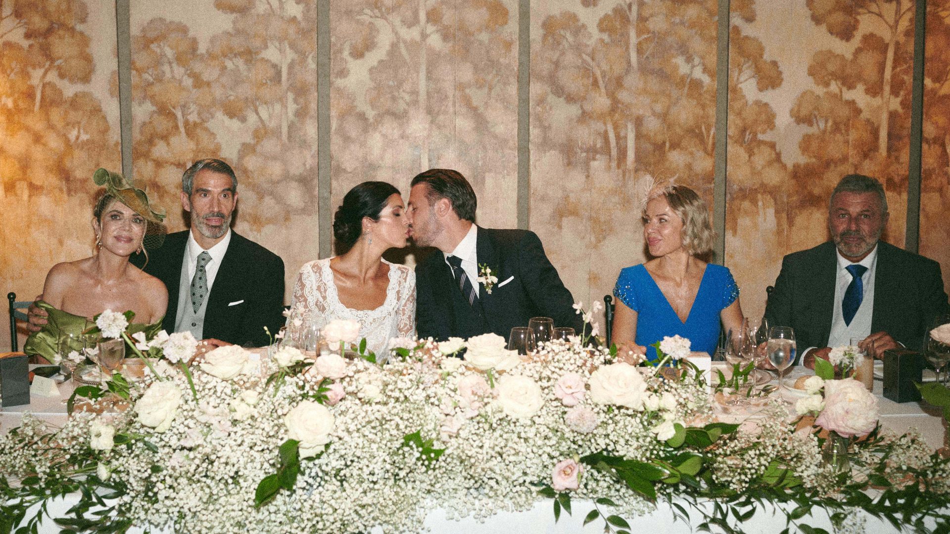 La mesa de los novios junto a sus padres 