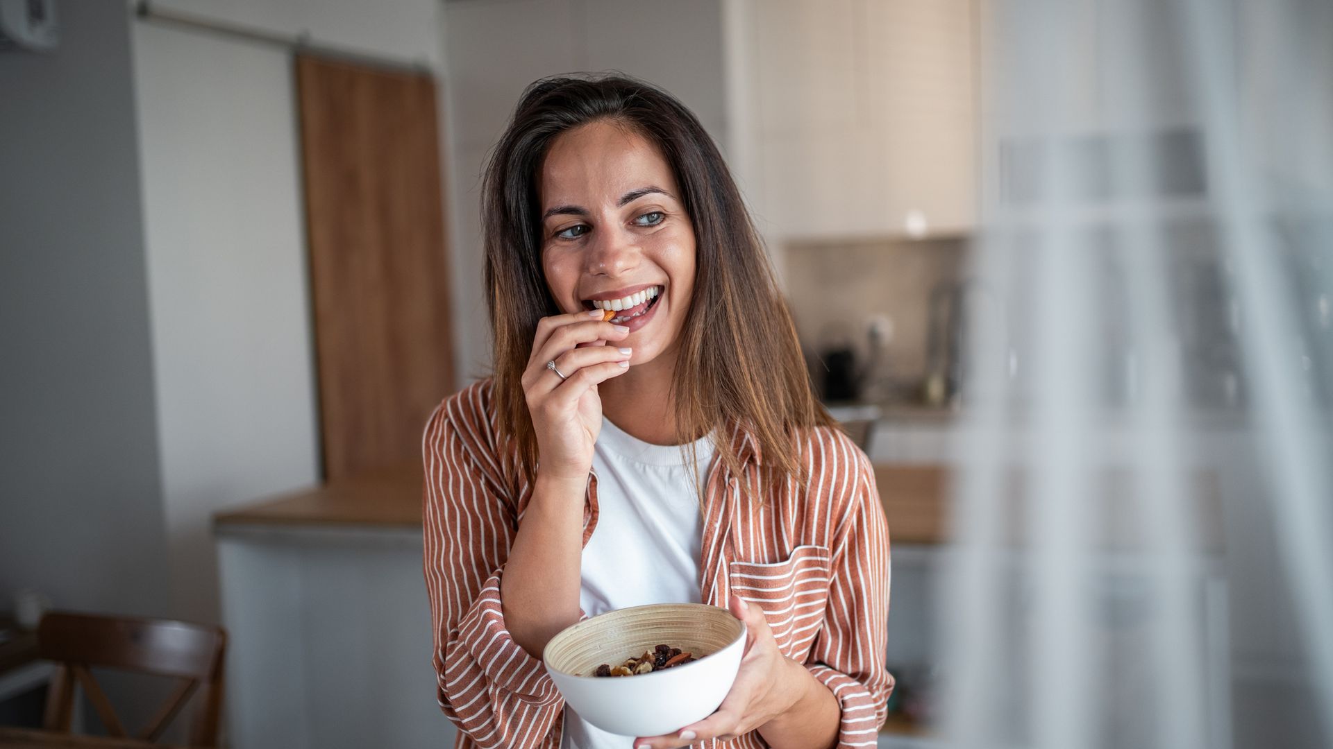 Cardiólogos y nutricionistas lo confirman: tomar 30 gramos de este fruto seco al día te desinflama y cuida tu corazón