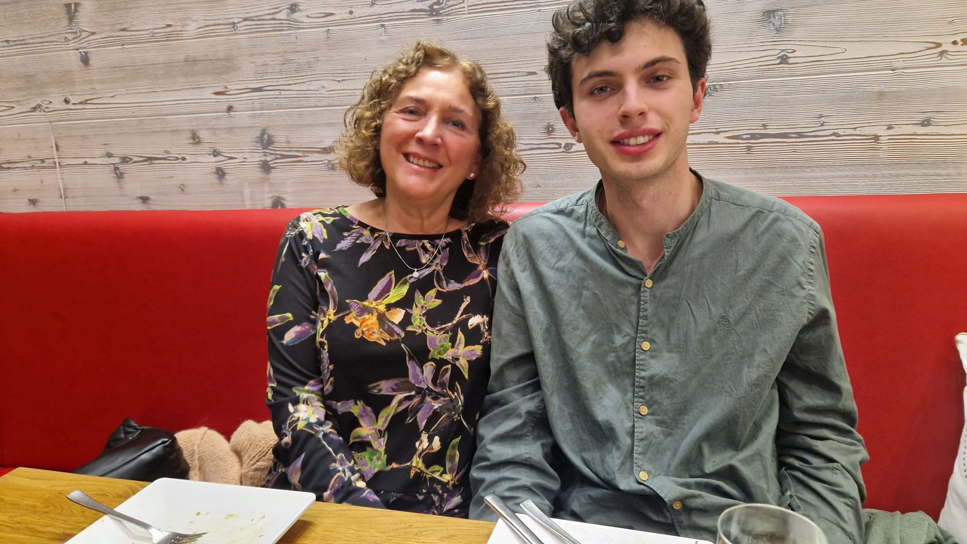 Anabel Cornago junto a su hijo Erik, autista severo y estudiante de Física en la Universidad de Hamburgo