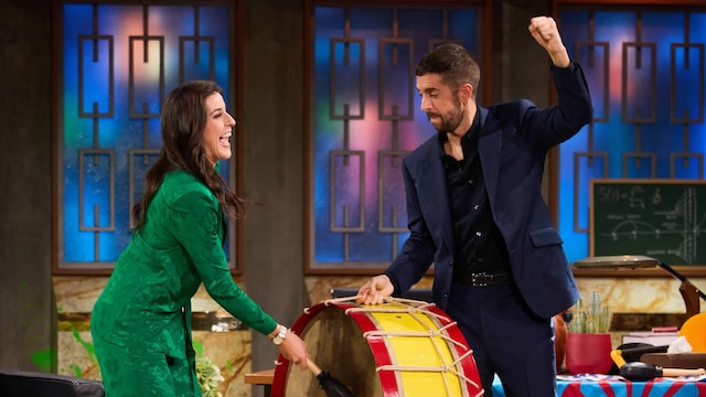 Plano entero de Carolina Marín en La Revuelta tocando un tambor con David Broncano